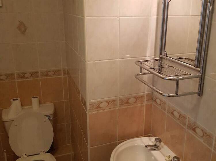 اتاق استاندارد سه نفره, The Albany