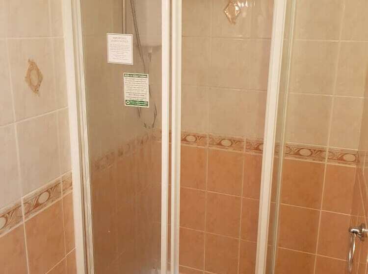 اتاق عادی, The Albany