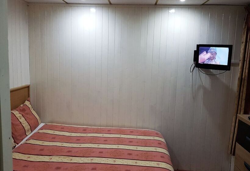 اتاق عادی, The Albany