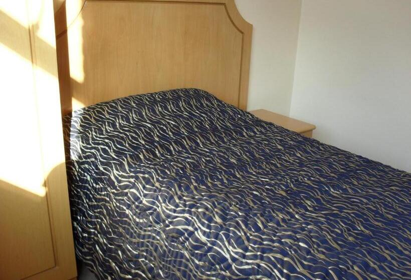 اتاق استاندارد یک نفره, The Lawn