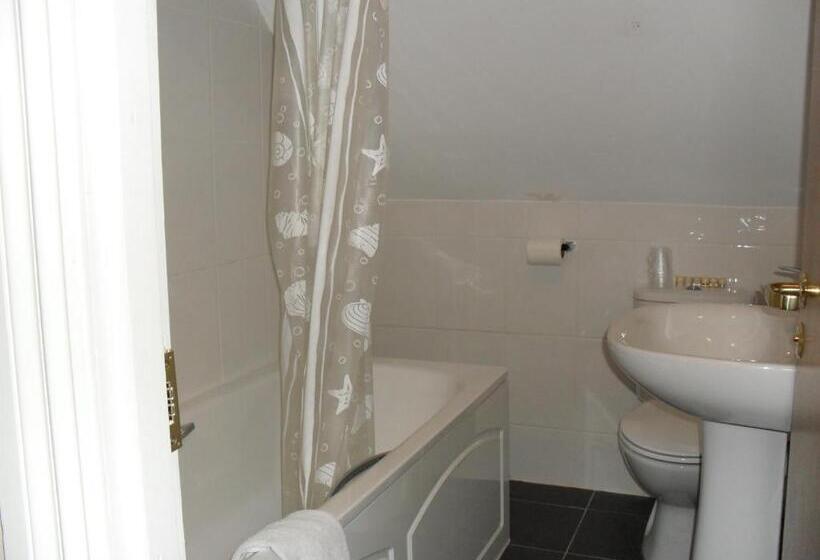 اتاق استاندارد, The Lawn