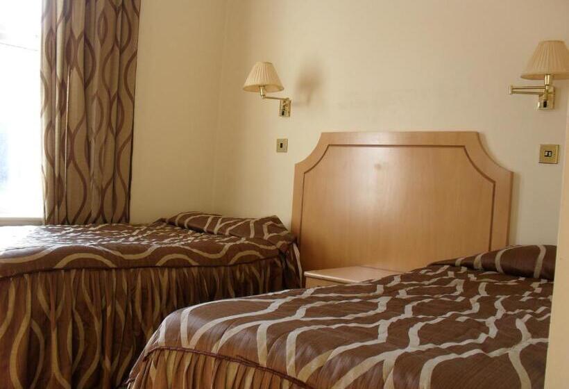 اتاق استاندارد, The Lawn