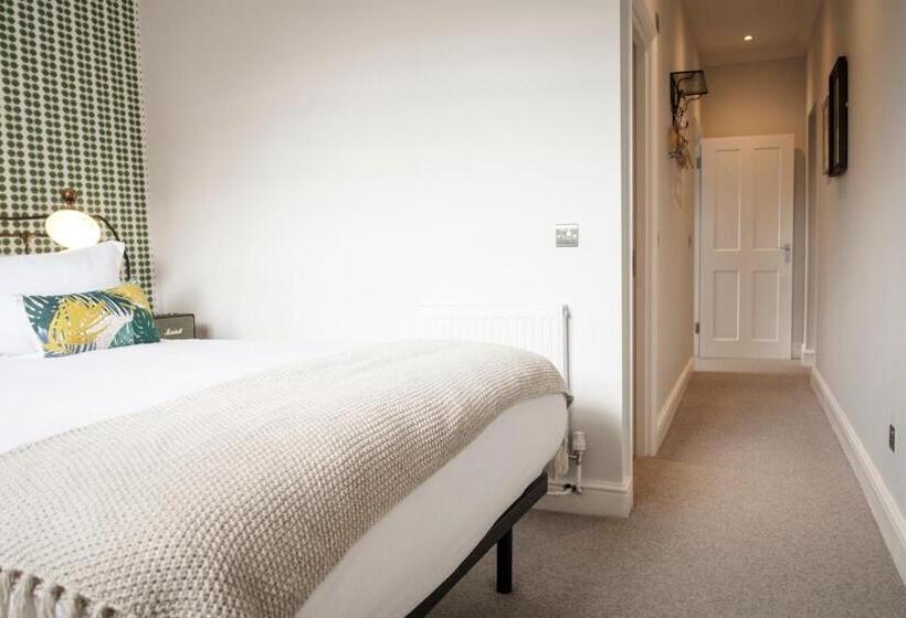 غرفة ديلوكس عائلية, The Swan