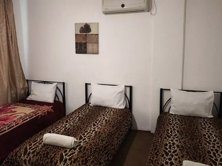 اتاق استاندارد سه نفره, Rocky Mountain Hotel