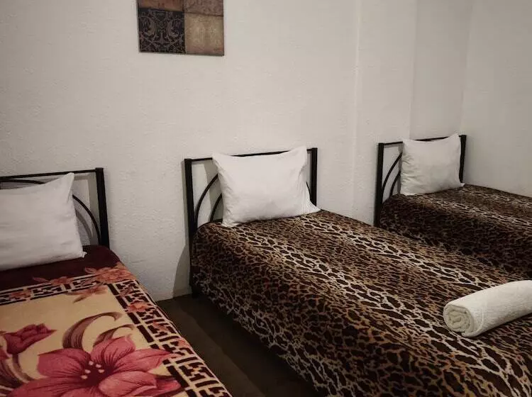 اتاق استاندارد سه نفره, Rocky Mountain Hotel