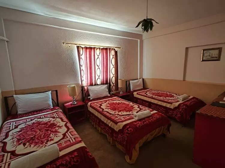 اتاق استاندارد سه نفره, Rocky Mountain Hotel