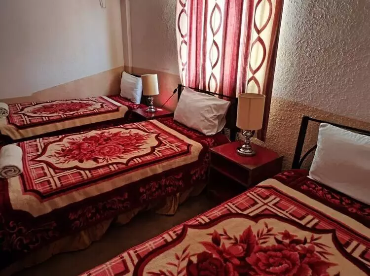 اتاق استاندارد سه نفره, Rocky Mountain Hotel