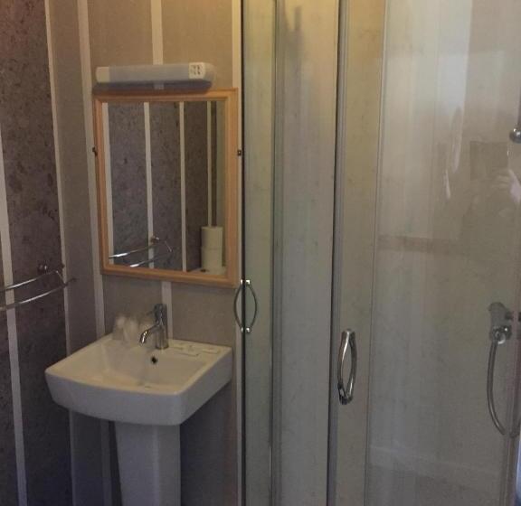 חדר משפחתי, Bentleys