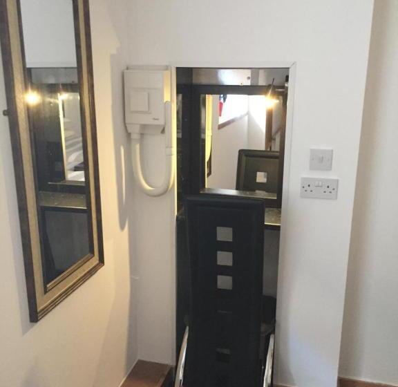 חדר סטנדרט יחיד, Bentleys