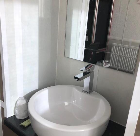 דירת חדר, Bentleys