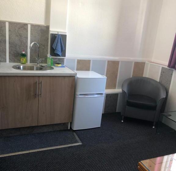 דירת חדר, Bentleys