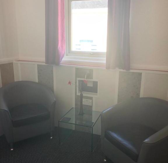 דירת חדר, Bentleys