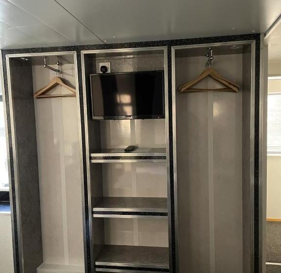 חדר דלוקס, Bentleys