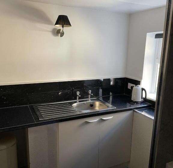 חדר סטנדרט לשלושה, Bentleys