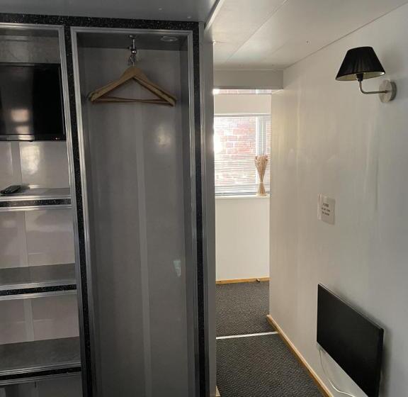 חדר סטנדרט לשלושה, Bentleys