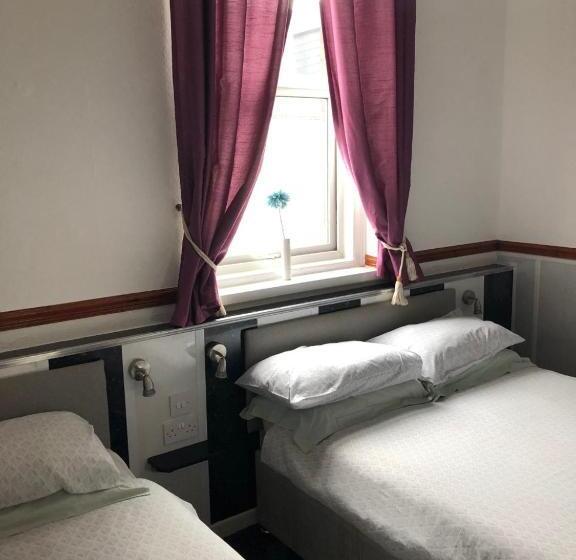 חדר סטנדרט לשלושה, Bentleys