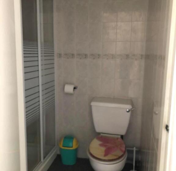 اتاق خانوادگی با سرویس بهداشتی مشترک, Melrose