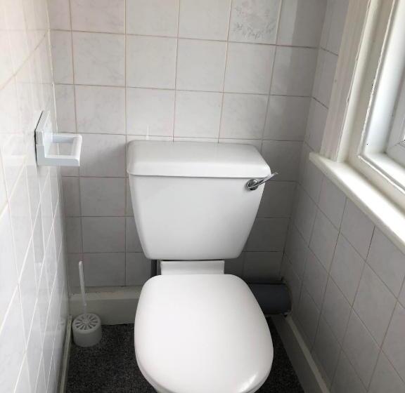 اتاق خانوادگی با سرویس بهداشتی مشترک, Melrose