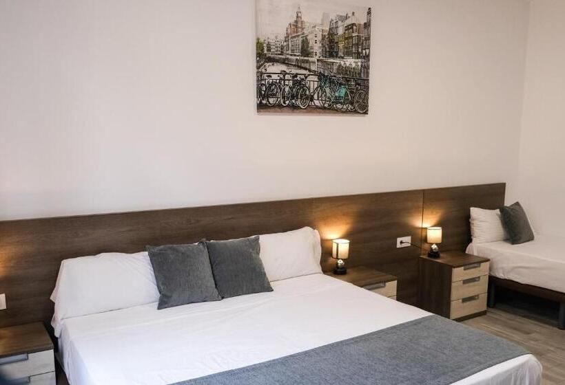 غرفة كومفورت ثلاثية, Hostal Tartessos