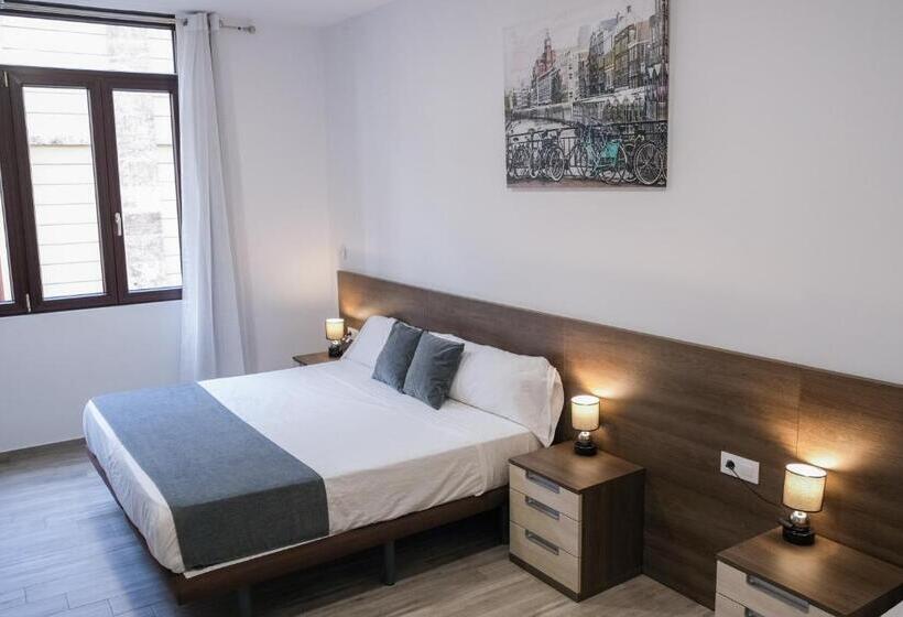 غرفة كومفورت ثلاثية, Hostal Tartessos