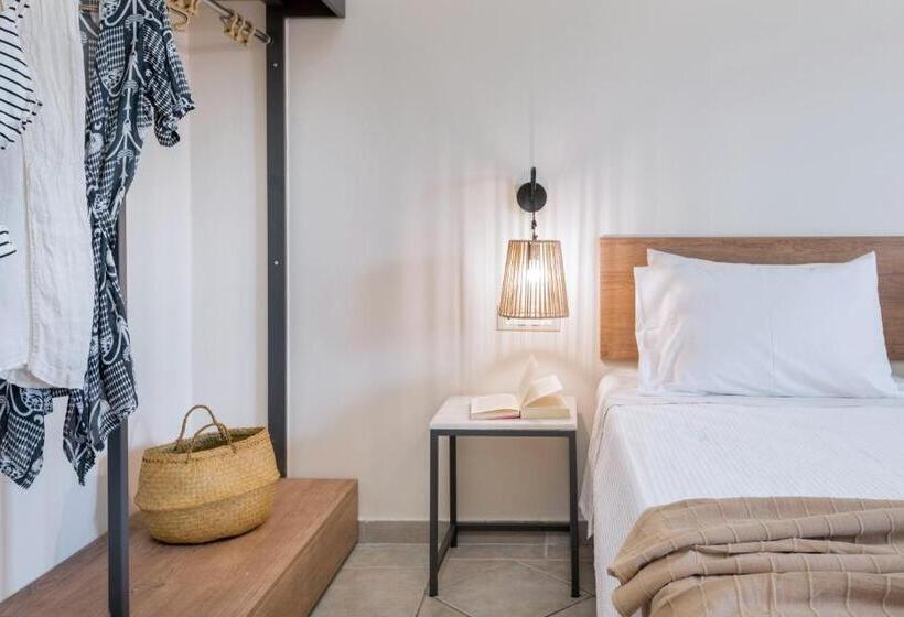 اتاق خانوادگی, Phoenix Beach