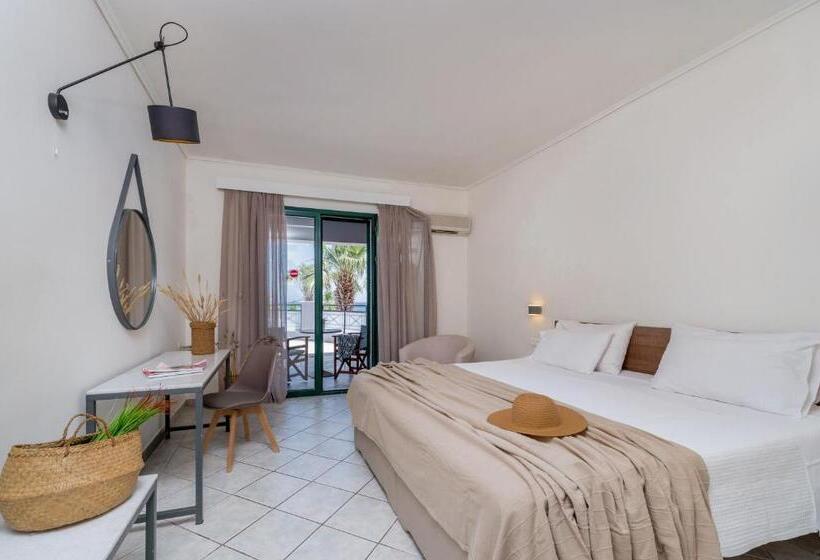 اتاق خانوادگی, Phoenix Beach