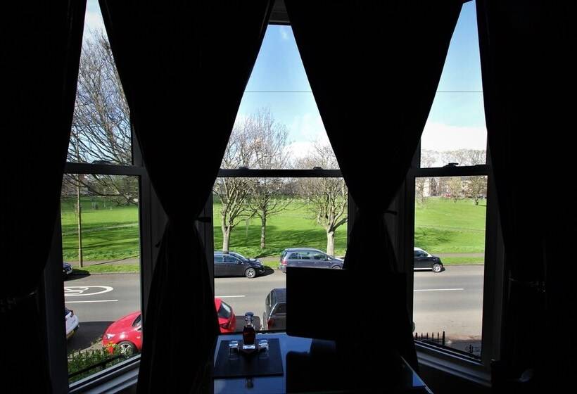 חדר משפחתי, The Sandaig