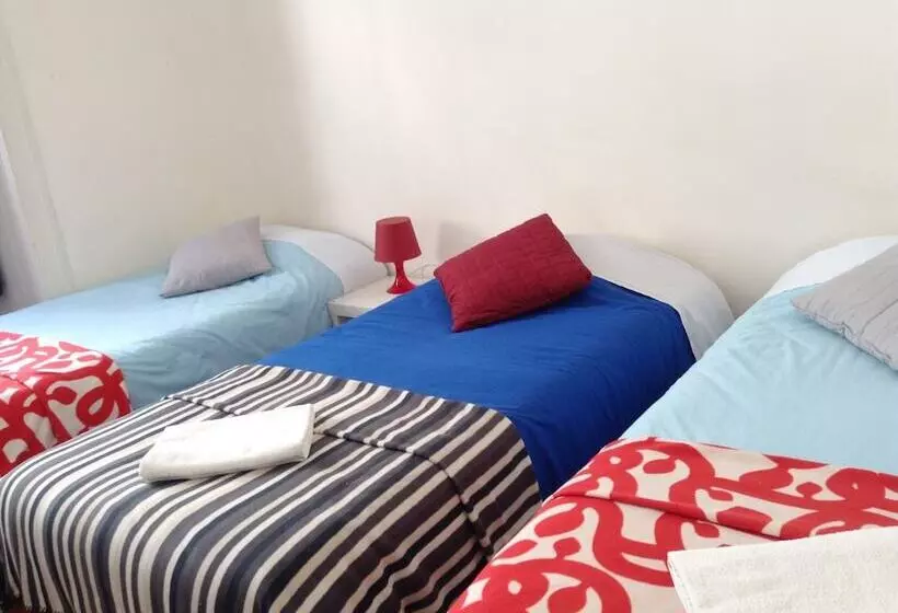 اتاق استاندارد سه تخته با سرویس بهداشتی مشترک, Lisbon Riverview Hostel