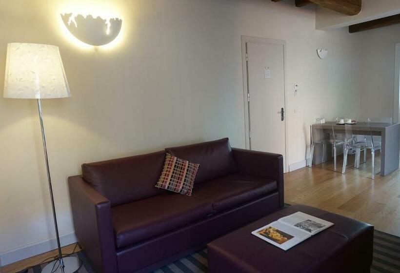 סוויטה, Trevi Palace Luxury Inn