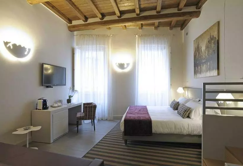 سوییت جونیور, Trevi Palace Luxury Inn
