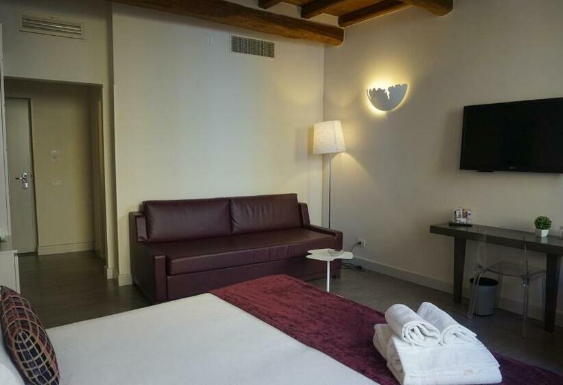 سوییت جونیور, Trevi Palace Luxury Inn