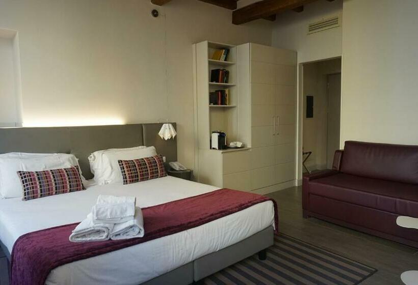 سوییت جونیور, Trevi Palace Luxury Inn