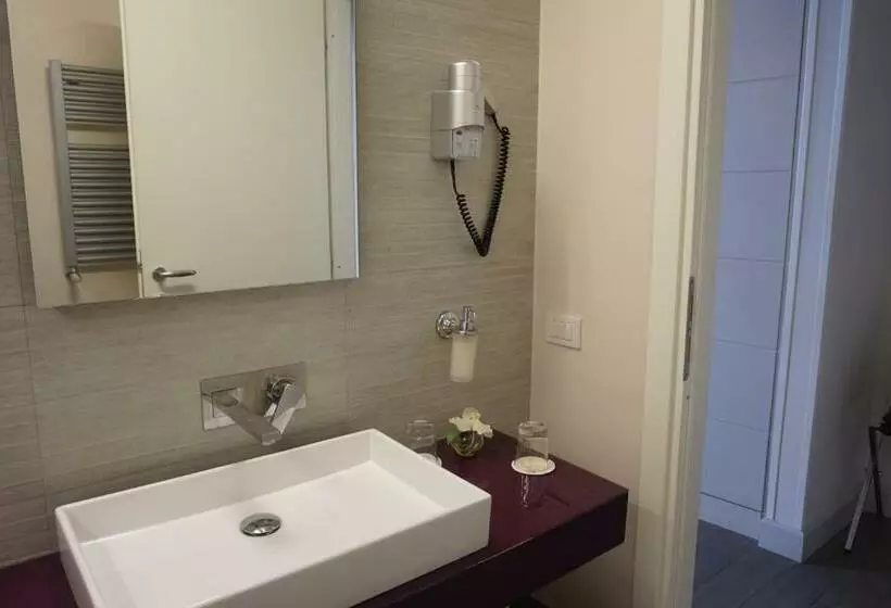 سوییت جونیور, Trevi Palace Luxury Inn