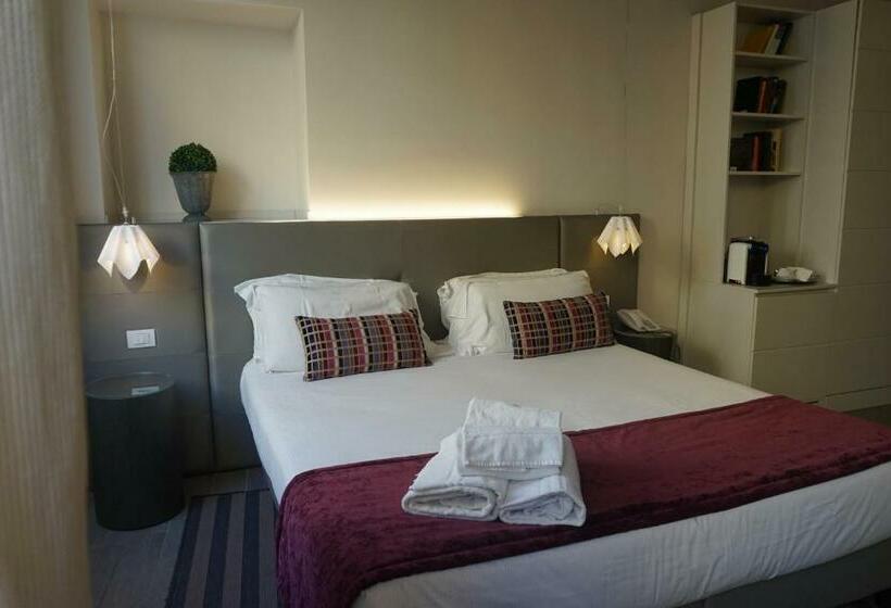 سوییت جونیور, Trevi Palace Luxury Inn