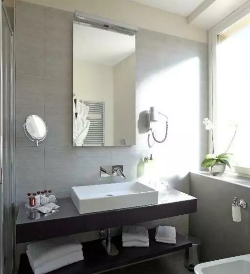 اتاق لوکس سه تخته, Trevi Palace Luxury Inn