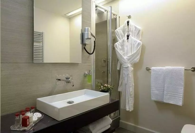 اتاق لوکس سه تخته, Trevi Palace Luxury Inn