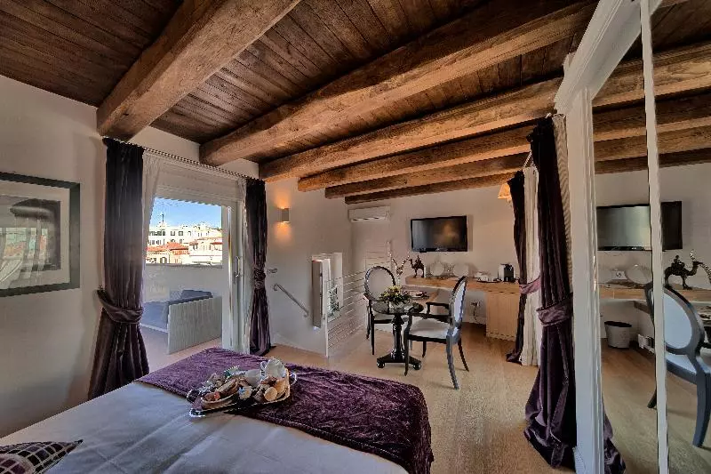 سوییت سوپریور, Trevi Palace Luxury Inn