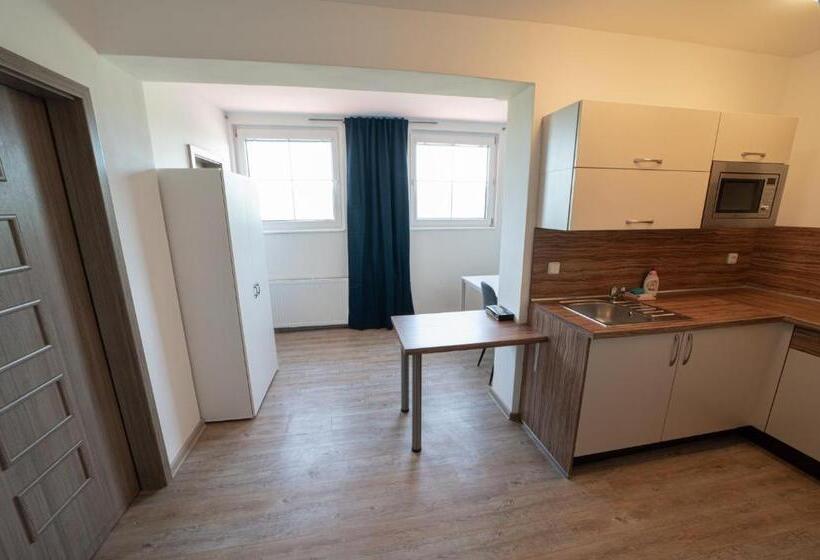 חדר סטנדרט לשלושה, Formule