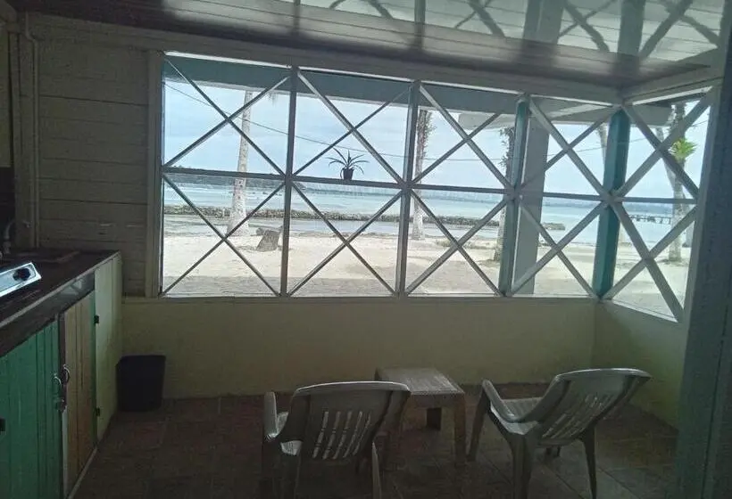 بانگلوی استاندارد, Buccaneer Resort