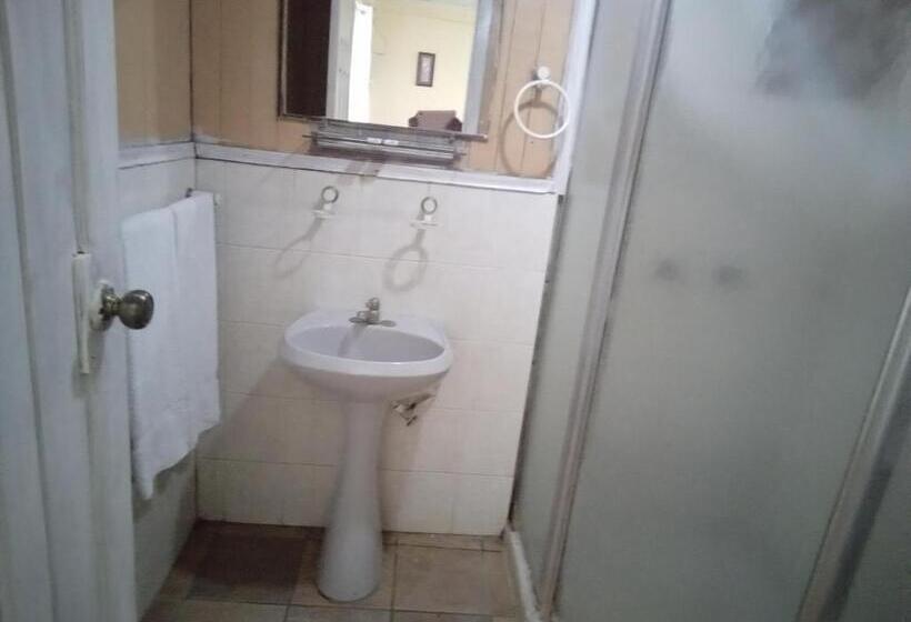 بانگلوی استاندارد, Buccaneer Resort