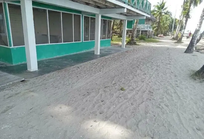 بانگلوی استاندارد, Buccaneer Resort
