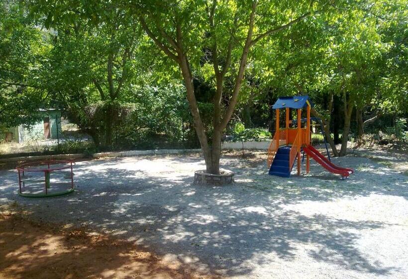 4인용 스탠다드 룸, Hani Zemenou