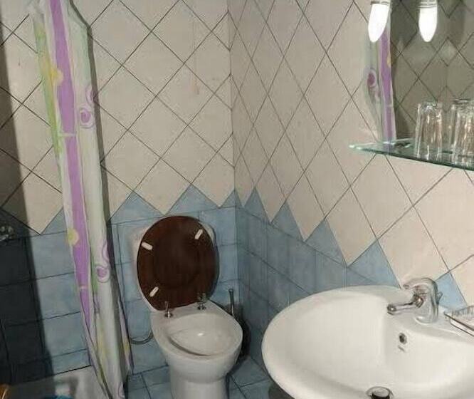 4인용 스탠다드 룸, Hani Zemenou