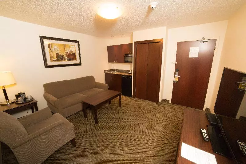 キングサイズベッドのスイートルーム, Holiday Inn Express & Suites Whitecourt, An Ihg