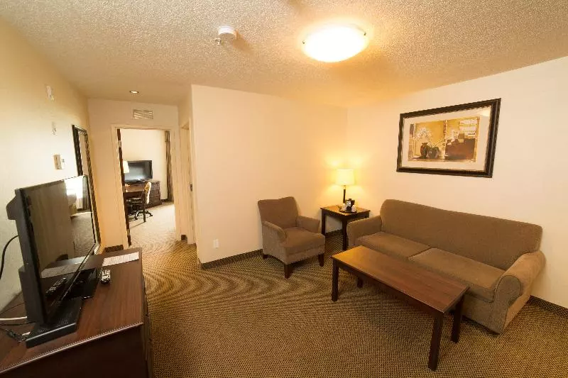 キングサイズベッドのスイートルーム, Holiday Inn Express & Suites Whitecourt, An Ihg