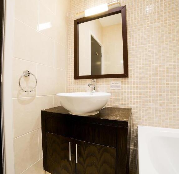 标准单人间, Hotel Majestic