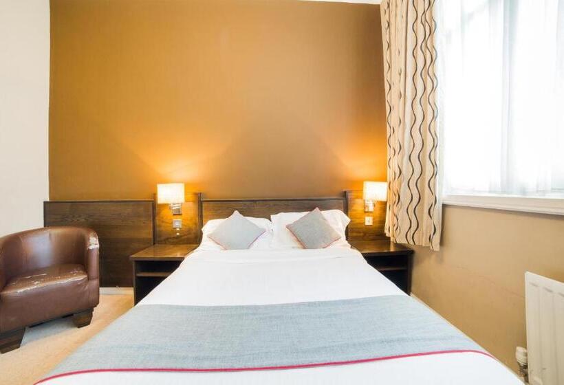 标准三人间, Hotel Majestic