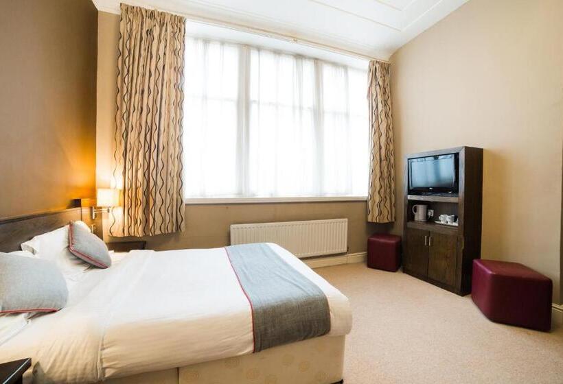 标准三人间, Hotel Majestic