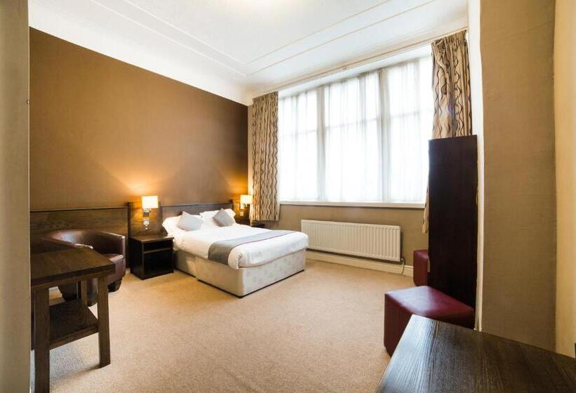 标准三人间, Hotel Majestic