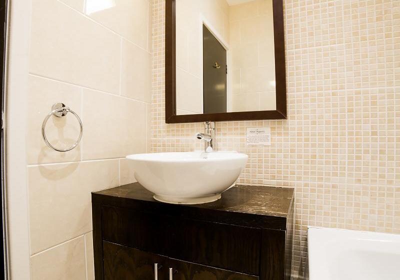 标准单人间, Hotel Majestic